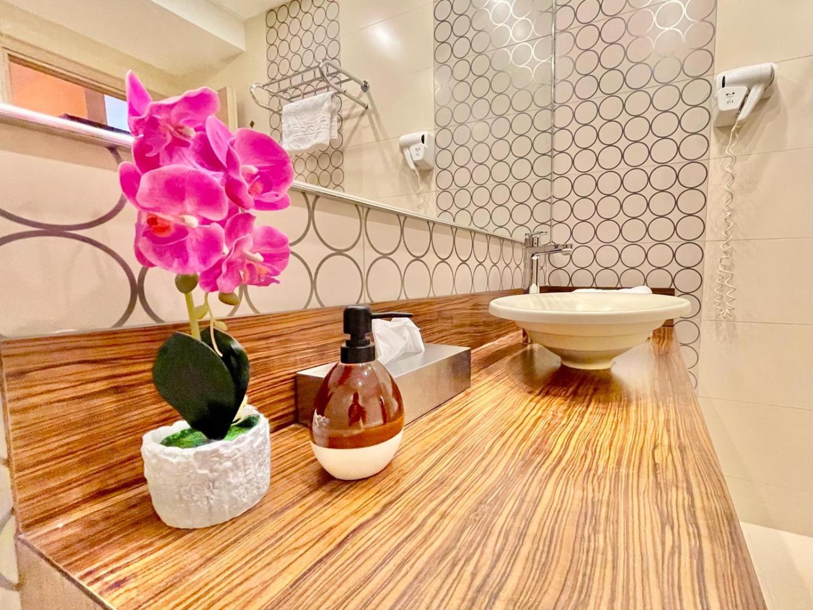 Royal Studio Apartment With A Perfect View - Yamaluxe Букурещ Екстериор снимка
